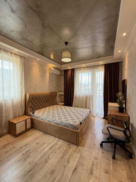 2 комнатную квартиру на 8 этаже,<br />
В квартире есть все н