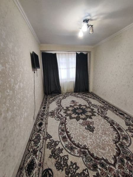 Chilonzor 20 kvartalda 1 xona uy oilaga yoki bollarga uzoq m