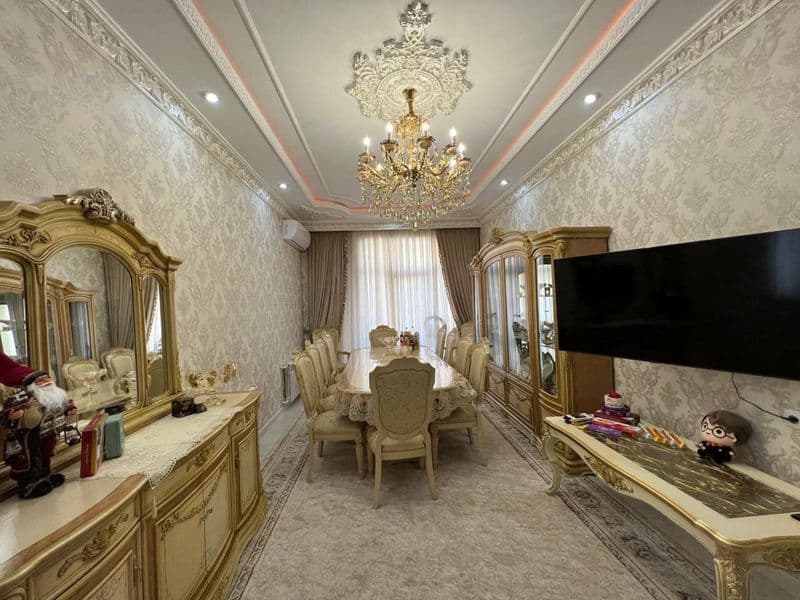 Отличное расположение дома - всё рядом - много магазинов, Це