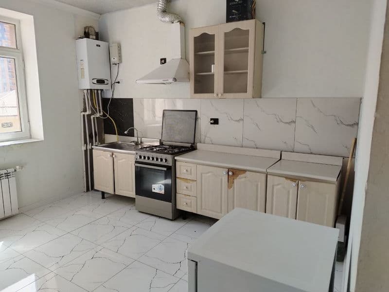 Бектемир Водникда <br />
2 хона 5 этаж 330$<br />
300$ олиб 