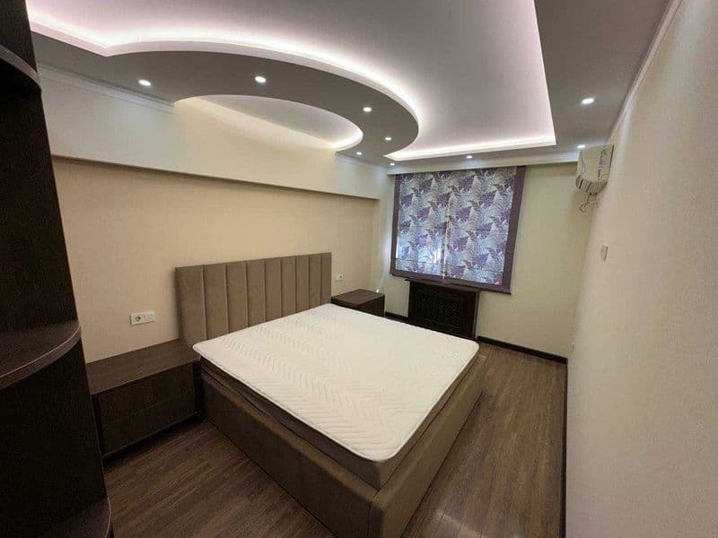 3 комнатную квартиру на 4 этаже,<br />
В квартире есть все н