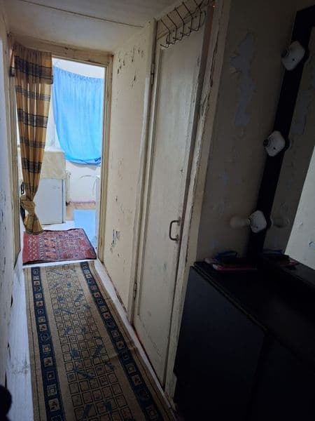 В квартире телевизор холодильник диван кровать кресла стирал — фото 3