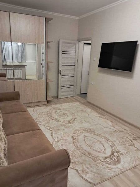 Сдается. 1 комнат. 1 этаж. Переделанная в 2х. 40м2. Балкон 1