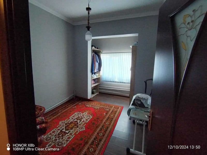 Юнусобод Ахмад дониш бозорни йонида , йолни йузида жойлашган