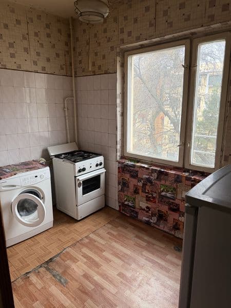 Na dolgiy srok pustaya kvartira, est xoladilnik i steralnaya