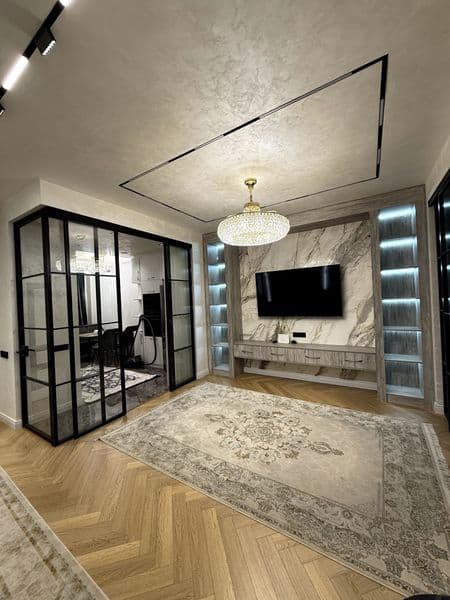 Отличное расположение дома - всё рядом - много магазинов, Це — фото 3