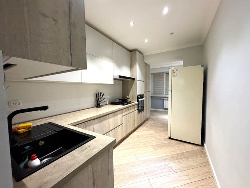 Отличное расположение дома - всё рядом - много магазинов, Це — фото 3