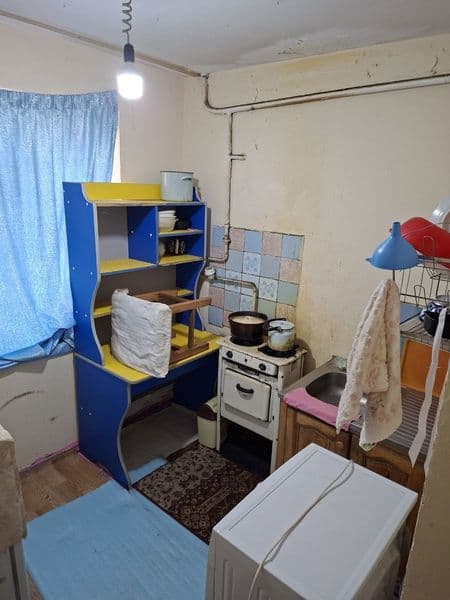 В квартире телевизор холодильник диван кровать кресла стирал — фото 4