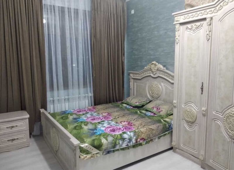 Ттз-1<br />
Новостройка<br />
3/3/5<br />
75 м2<br />
500$<b