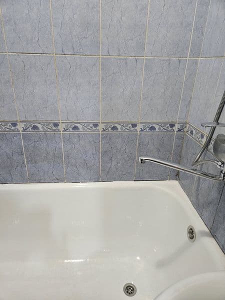 Сантехника новая, стиральная машинка новая, на кухне есть ми — фото 2