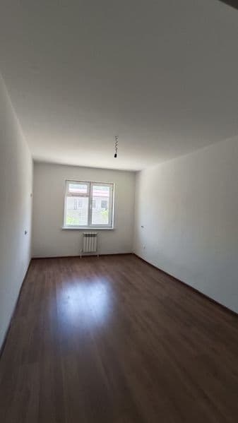 Сдаётся 2-комнатная квартира на Чарваке (Ходжикент, центр).<