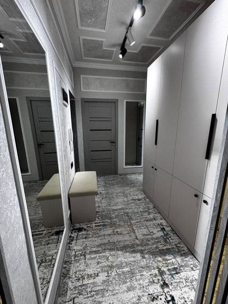 Shaharning eng tinch va nufuzli joyida. Metro chiqishida. 2  — фото 2