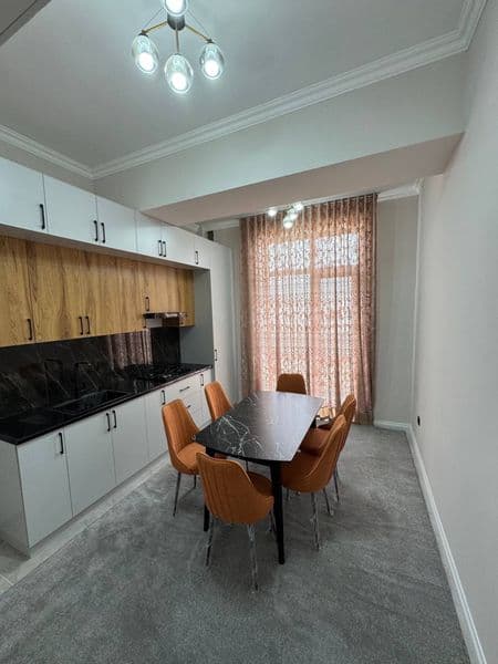 Отличное расположение дома - всё рядом - много магазинов, Це