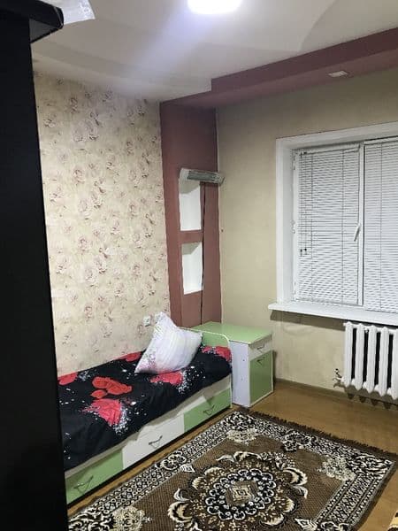 4 хонали квартирадан 1 хонаси берилади.Хозяйкали уй <br />
<