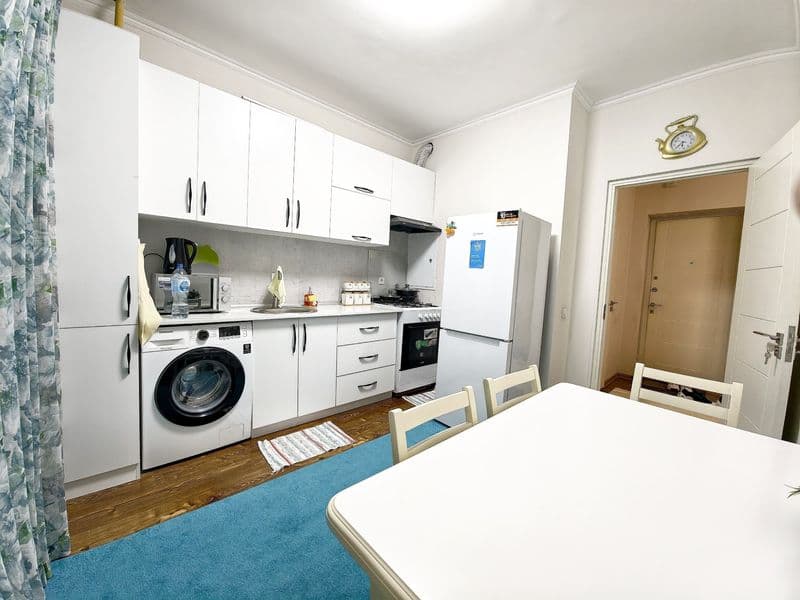 Отличное расположение дома - всё рядом - много магазинов, Це