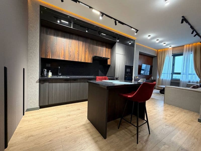 Отличное расположение дома - всё рядом - много магазинов, Це — фото 2