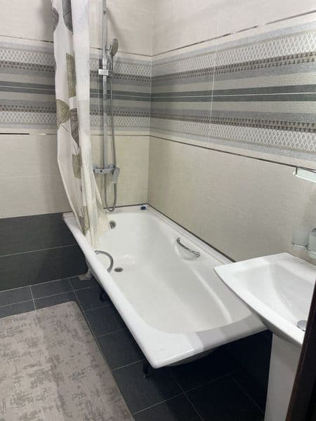 При выходе из метро Айбека. Дом находится вдоль центр.улицы. — фото 4