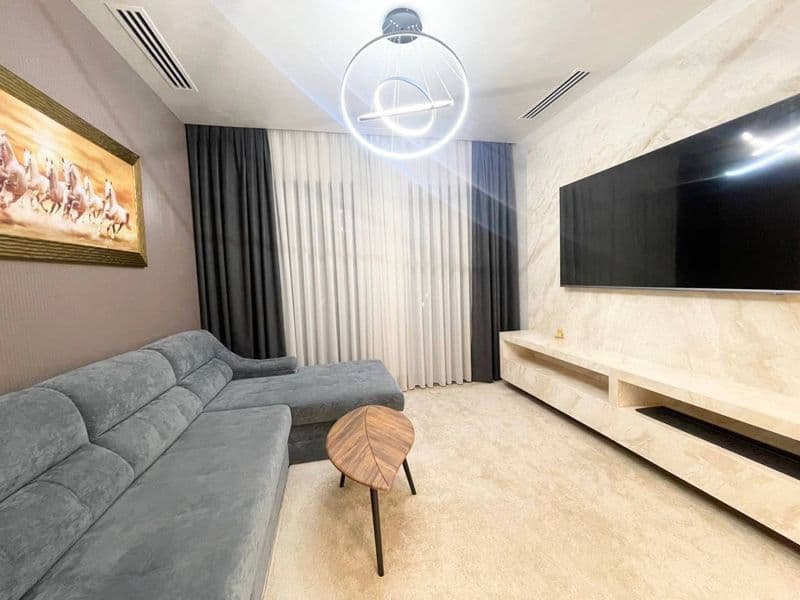 Отличное расположение дома - всё рядом - много магазинов, Це