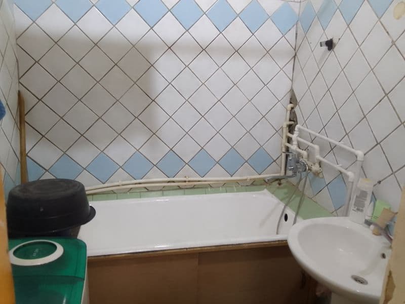 Ванна туалет алохида, хамма шароитлари бор, холодильник, кир — фото 5