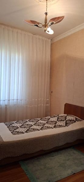 Срочно сдаю 1-комнатная переделанная 2-х комнатную квартиру.