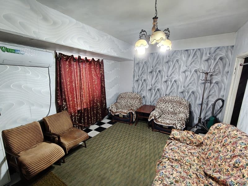 С задней стороны Ипак Йули Банка, очень удобная локация Метр