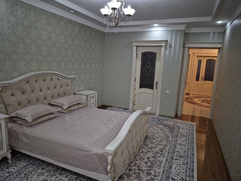 Квартира на ц 5,  2 х комнатная Зал, спальня, кухня, прихожа