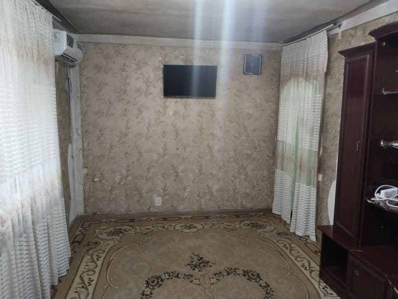 1 xonali kvartira qo'shimcha 6 kvadratli tapchanli uy bilan 