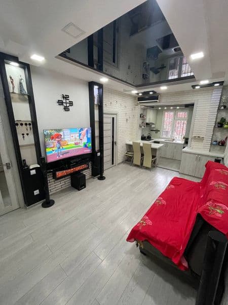 Сдаётся квартира 2 переделанная в 3 <br />
Район Яшнабадский