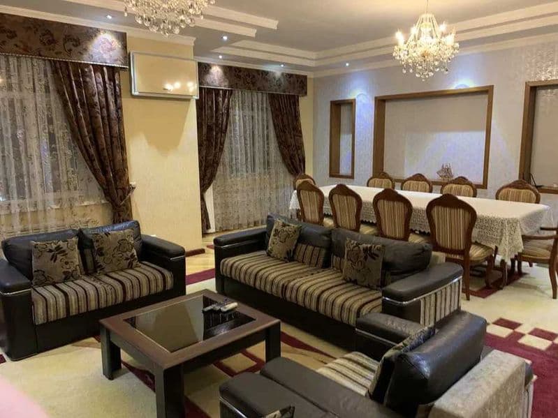 3 санузла<br />
- балкон<br />
- обставлена мебелью и бытово