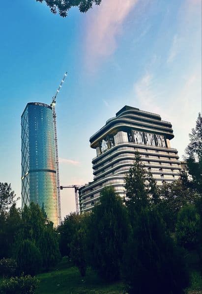 Yakkasaroy Bobur ko’chasi 42 uy Zarafshon city 14 qavatli do