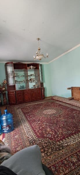 3xonali hovlida 1xona alohida ayollarga yoki oilaga beriladi