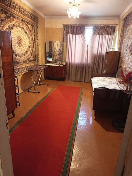 Квартира со средним ремонтом.<br />
С обстановкой.<br />
4-ы