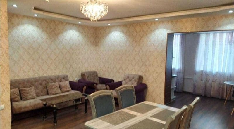 В центре города на Дархане<br />
Дом-77 серия 3/3/4  70м²<br