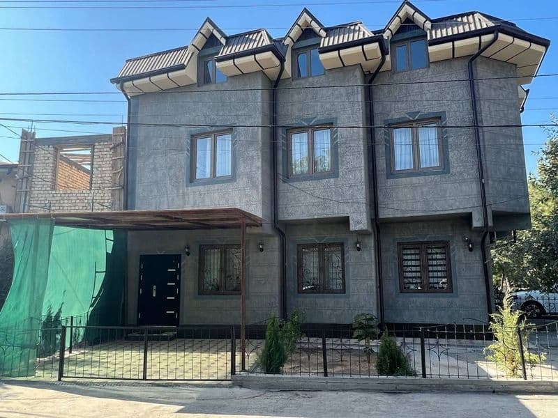 Сдаётся в аренду трёх этажный дом,со всеми удобствами.В доме