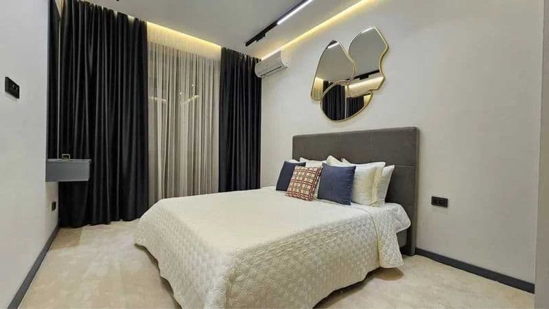 Комнат-3<br />
Этаж-7<br />
Этажность-8<br />
Площадь-80 кв.