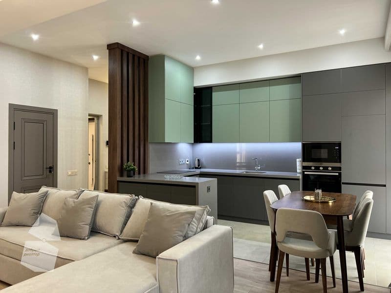 Укомплектованная квартира с двумя балконами, откуда открываю