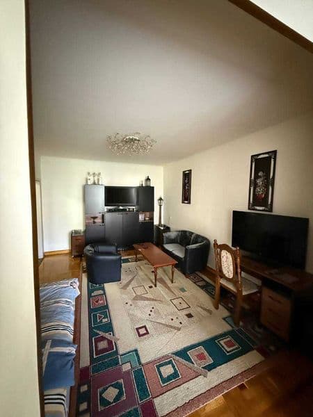 yol yuzida. 1 qavat 1 xona 37 kvadrat. markaziy bank yonida