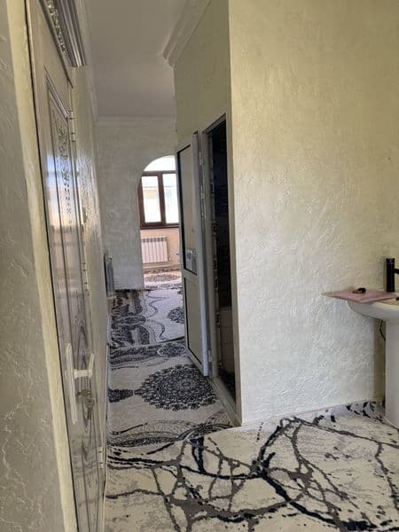 Urganch shaxrida afto darojni yonida 18 maktab yonida 2 xona — фото 4