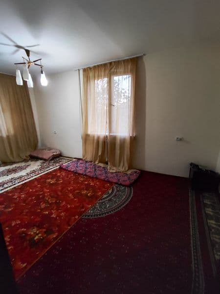 Sergeli yarmarka yonida 1 xona uy oilaga ona-bolaga uzoq mud