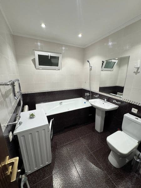 Сдам. Кв-3ком/1/4.<br />
Балкон 2×6.<br />
Дом кирпичный. <b