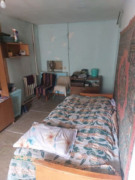 Комната для жилья: небольшой зал-диван, шкаф, полки,  + кухн — фото 3