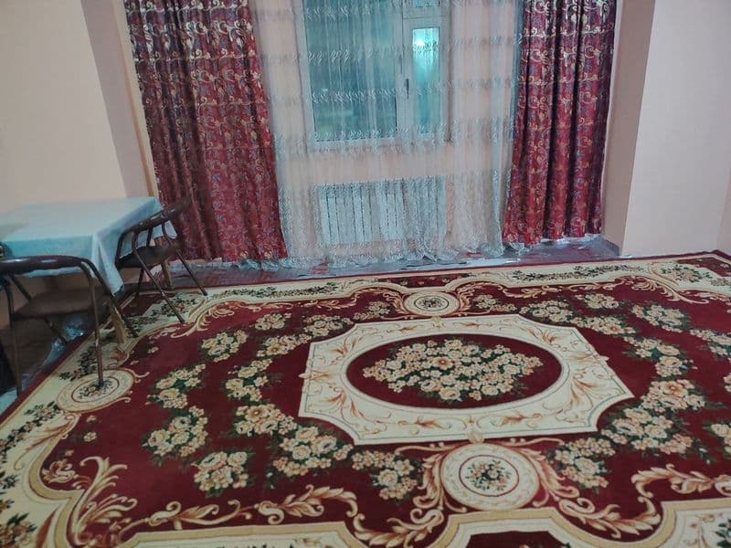 Sergili dehqon bozor yonida o'qiydigan ishliydigan ayol qizl