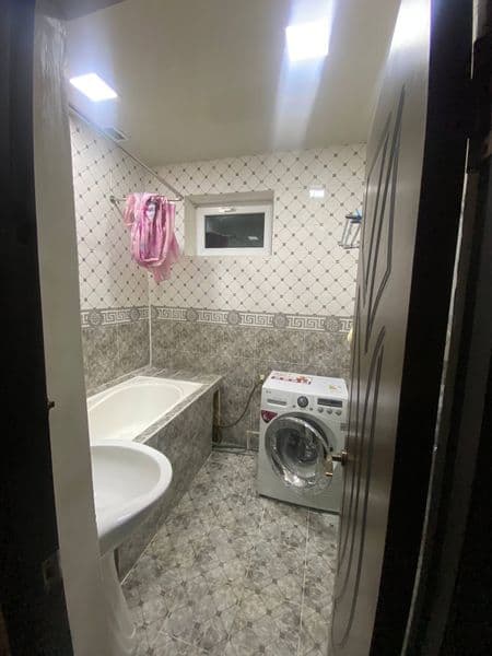 Квартира обустроена всеми необходимыми удобствами (холодильн — фото 2