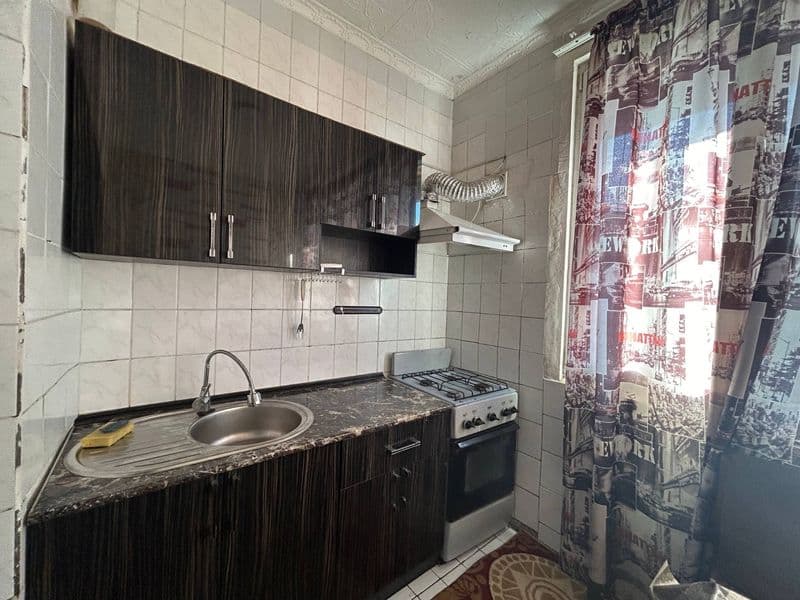 Сдаю 1ком переделанную в 2х комнатную с обстановкой на долги