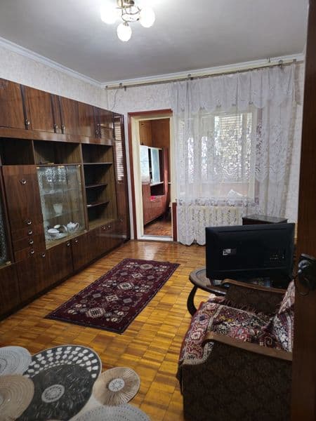 Men birinchi qavatda, podval xonasi bilan to‘liq ikki xonali