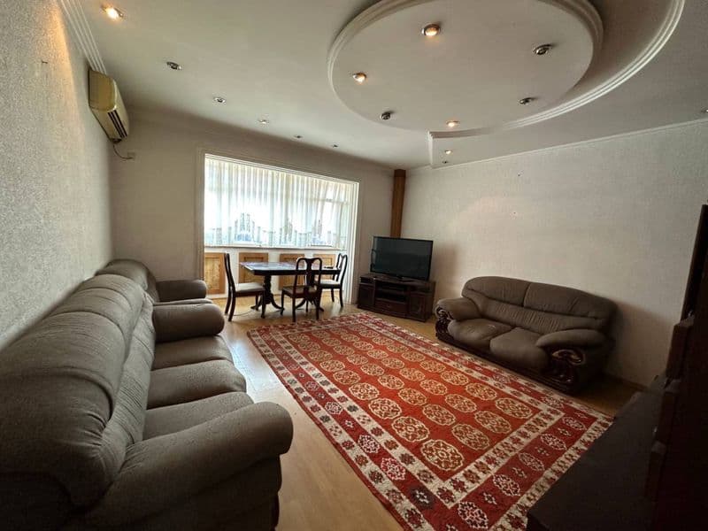 Квартира находится рядом с метро Ойбек 4 х комнатная на 3 м 