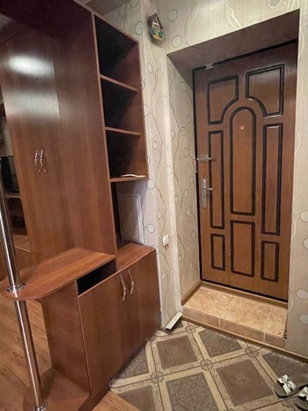 Сдаётся уютная 2-комнатная квартира, переделанная в 3-комнат