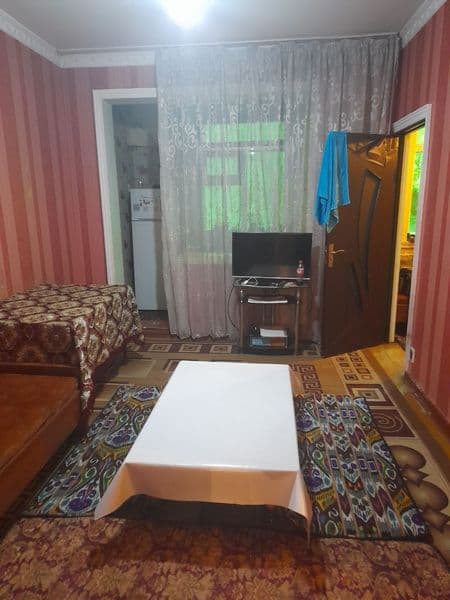 Kvartirada televizor, xolodilnik, kir moshina bor.