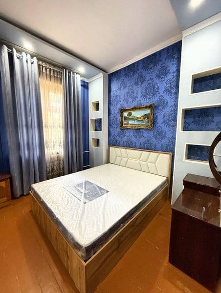 Чиланзарский район, рядом со станцией метро «Чиланзар». 2-ко