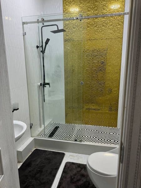Отличное расположение дома - всё рядом - много магазинов, Це — фото 5